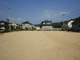 公園内の覆土作業の画像