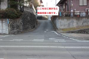 益岡公園野球場側から見た南保育園3階への曲がり口