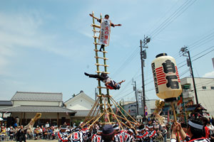 白石市消防団による梯子乗りの写真