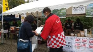 ブースの前でPRを行う様子