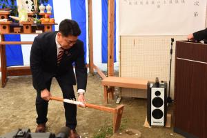 山田市長が鍬入れの儀を行う様子