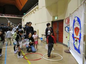 まとあてにボールを投げている様子