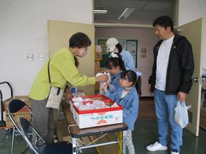 お菓子をもらっている様子