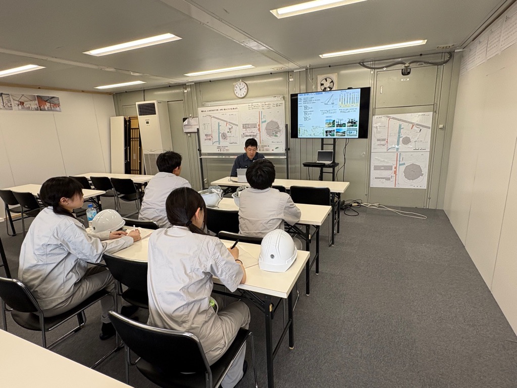 説明を受ける生徒の皆さん