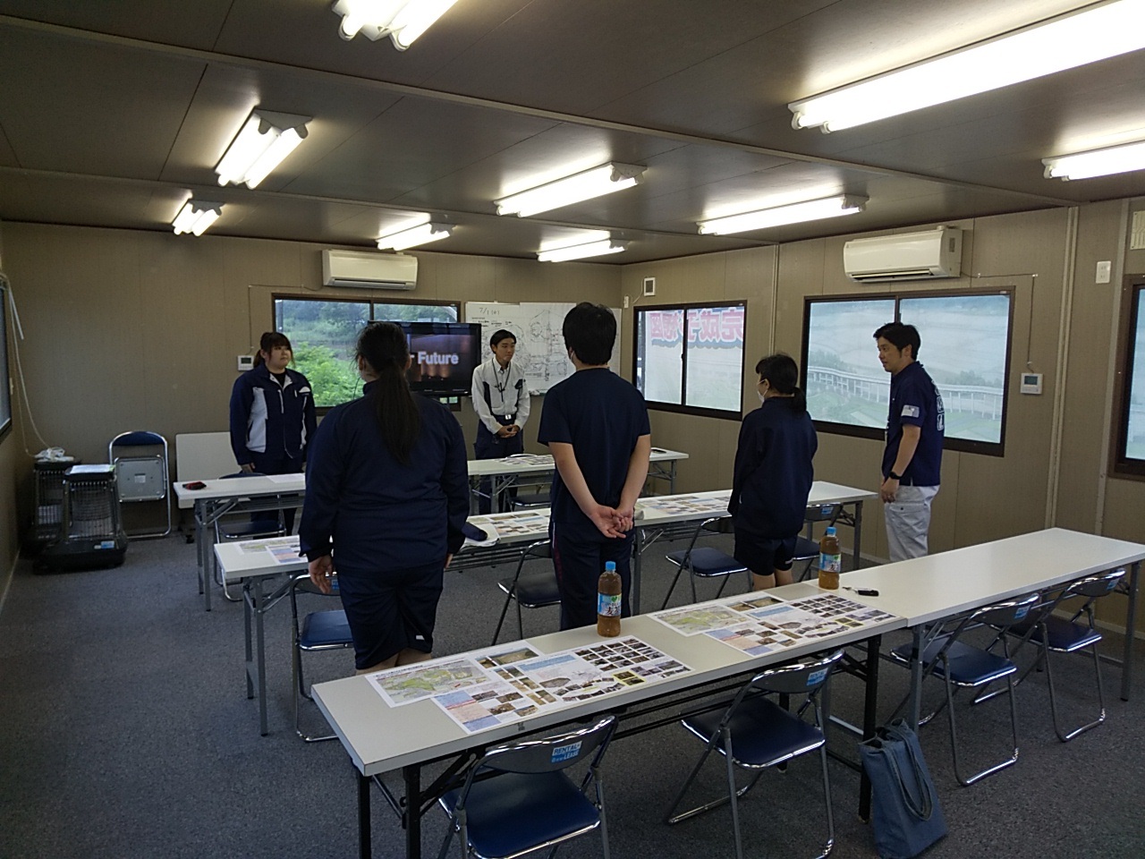 施工事業者から説明を受ける生徒の皆さん
