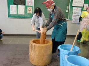 ふれあいの広場での餅つきの様子
